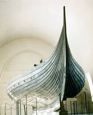 Aptitud Todo el mundo vía Barco vikingo (drakkar) de Gokstad, cerca de Oslo. Museo Bygdoy de Oslo,  Noruega.