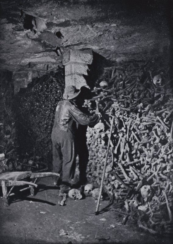 En las catacumbas de París (foto en blanco y negro) de Nadar