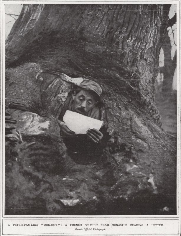 Un soldado francés cerca de Monastir leyendo una carta (foto b/n) de (after) English photographer