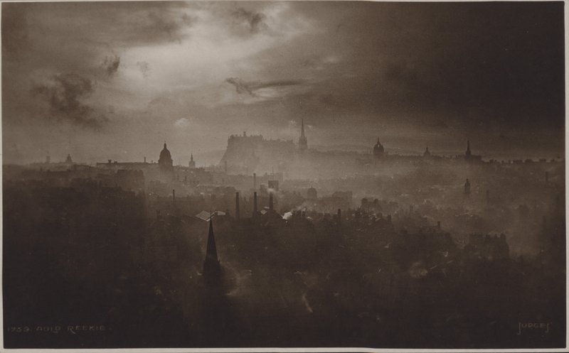 Auld Reekie (foto en blanco y negro) de (after) English photographer