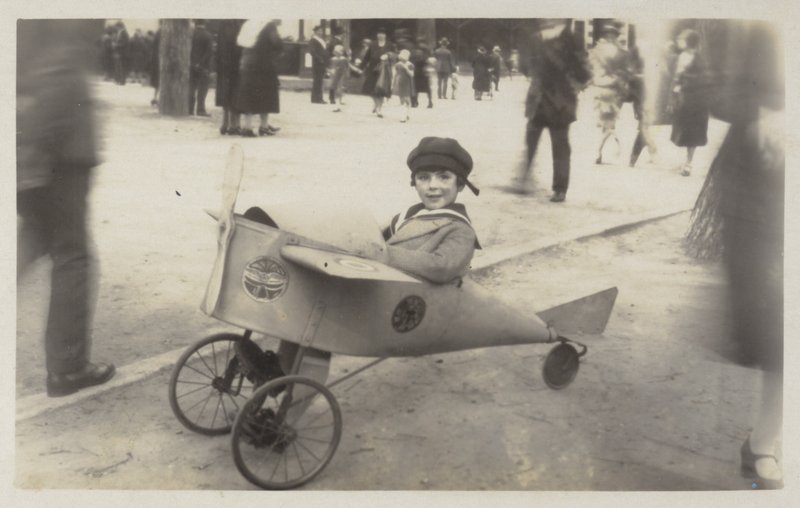 Niño en un avión de juguete (foto b/n) de (after) English photographer