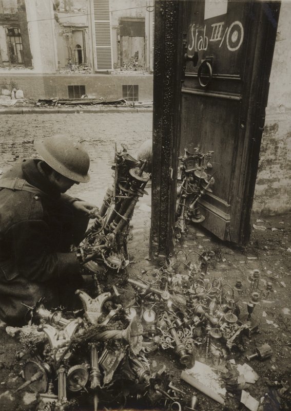 Cambrai, candelabros atados en haces, preparados para no ser retirados por los alemanes, pero dejados atrás de (after) English photographer