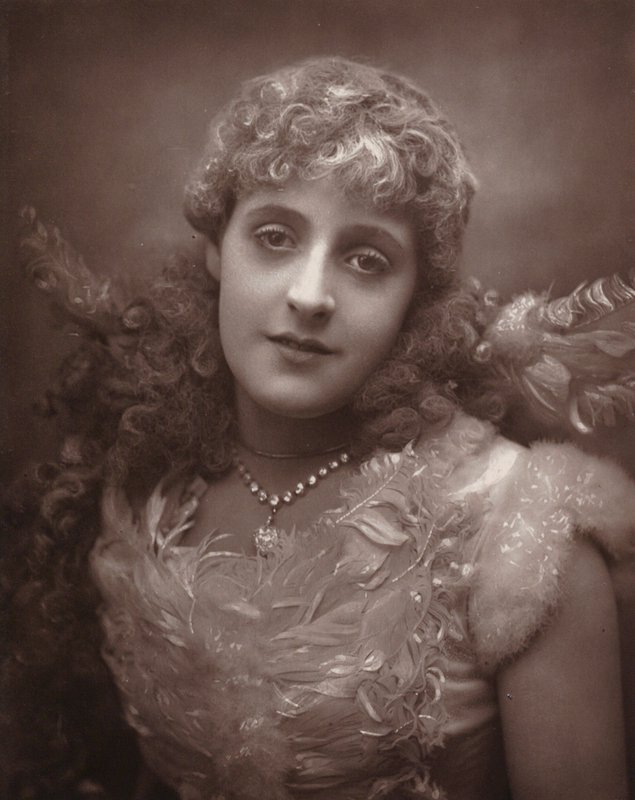 Srta. Phyllis Broughton (foto en blanco y negro) de (after) English photographer