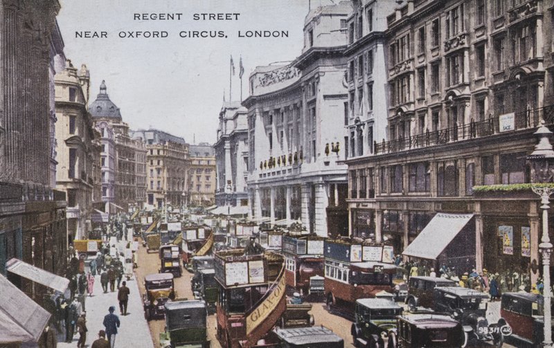 Regent Street, cerca de Oxford Circus, Londres (foto en color) de (after) English photographer