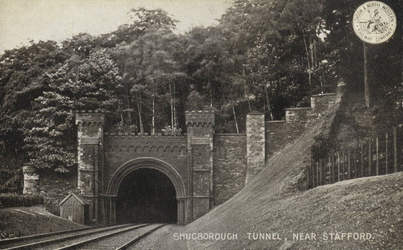 Túnel de Shugborough, cerca de Stafford (foto b/n) de (after) English photographer