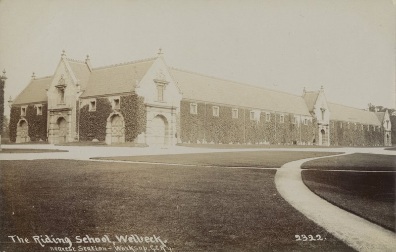 The Riding School, Welbeck, Nottinghamshire (foto en blanco y negro) de (after) English photographer