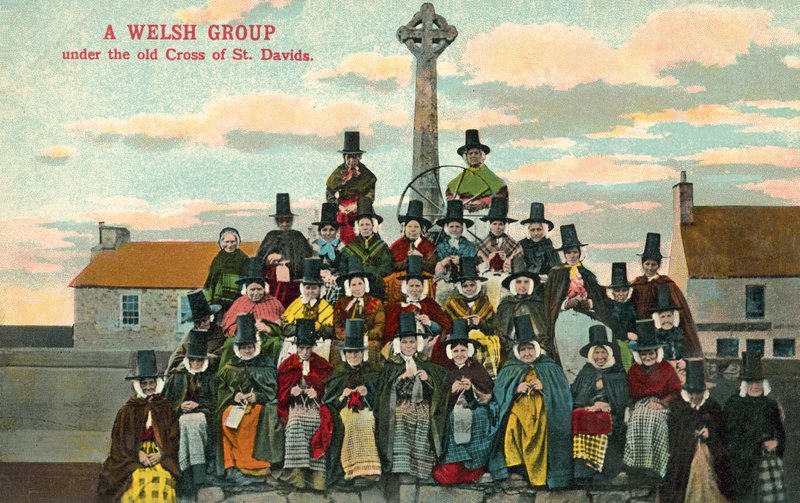 Grupo galés, Old Cross, St Davids (foto en color) de (after) English photographer