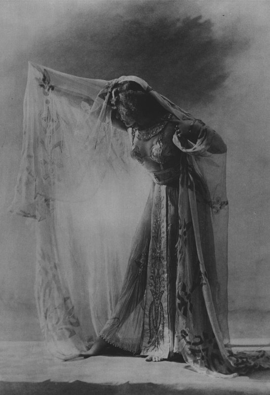 Colette cuando Actuaba en Vaudeville de (after) French Photographer