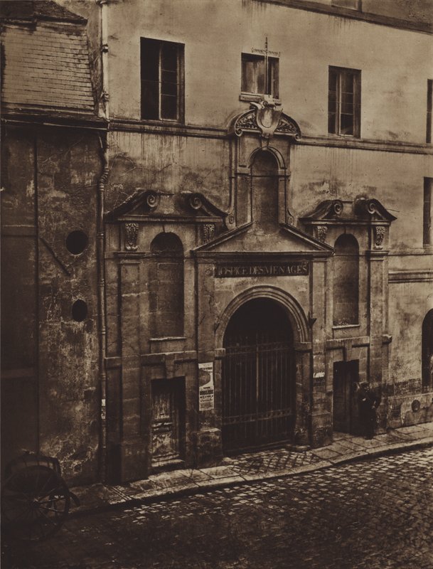 Entrada del Hospicio de los Menages, rue de Sevres en 1868 (foto en blanco y negro) de (after) French Photographer