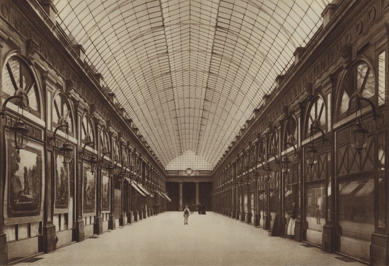 La Galería de Orleans en el Palais-Royal de (after) French Photographer