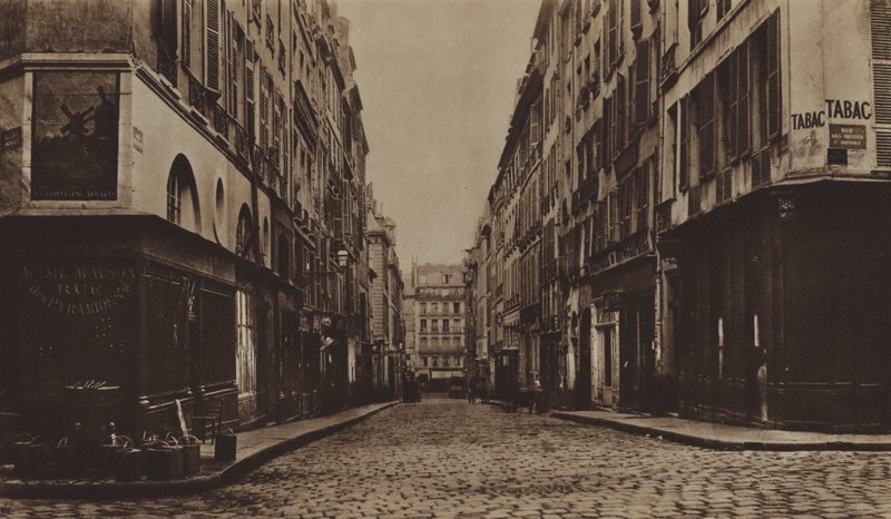 La rue des Moulins hacia 1866, demolida para la apertura de la avenida de la Ópera (foto en blanco y negro) de (after) French Photographer