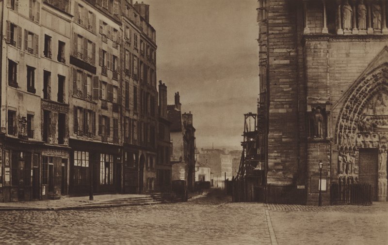 La calle del Claustro-Notre-Dame, vista desde el Atrio hacia 1865 de (after) French Photographer