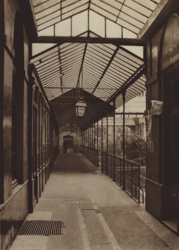 El antiguo pasaje de la Ópera de la calle Le Peletier de (after) French Photographer