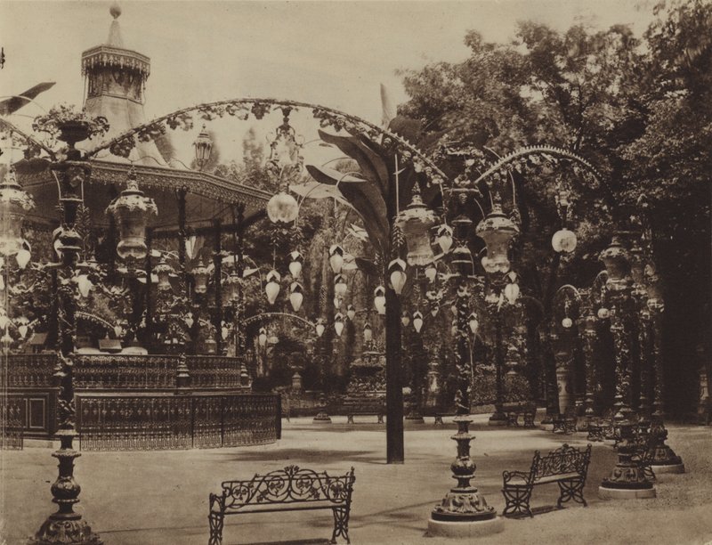 El quiosco de música del Jardin de Paris de (after) French Photographer