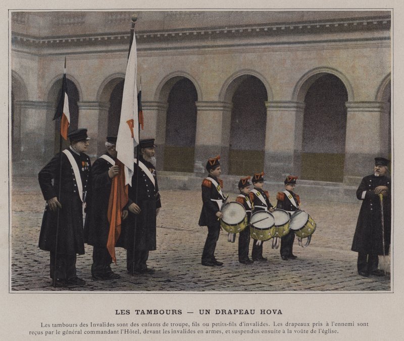 Los tambores, una bandera Hova (foto en color) de (after) French Photographer