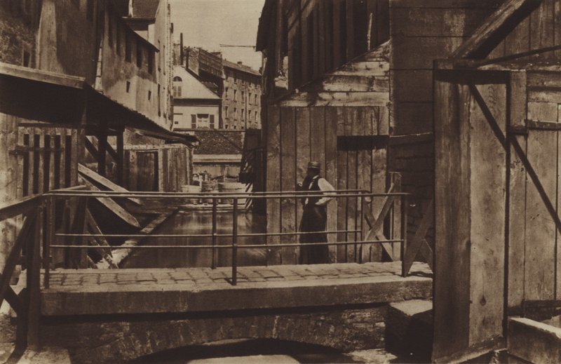 Las orillas del Bievre al pie de la calle de los Gobelinos de (after) French Photographer