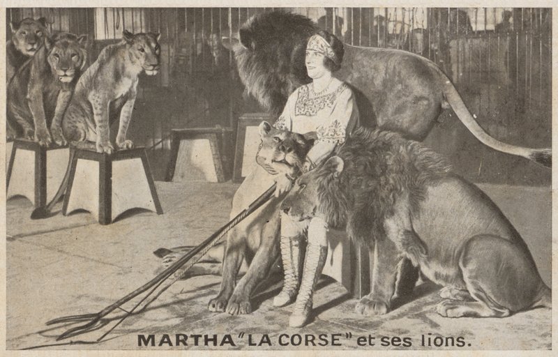 Martha "La Corse" y sus leones de (after) French Photographer