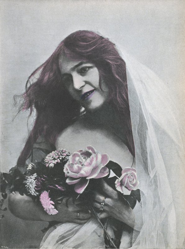 Retrato de una mujer sosteniendo un ramo de flores de (after) French Photographer