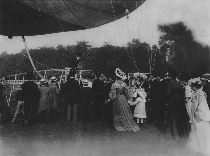 Santos Dumont y su dirigible (foto en b/n) de (after) French Photographer