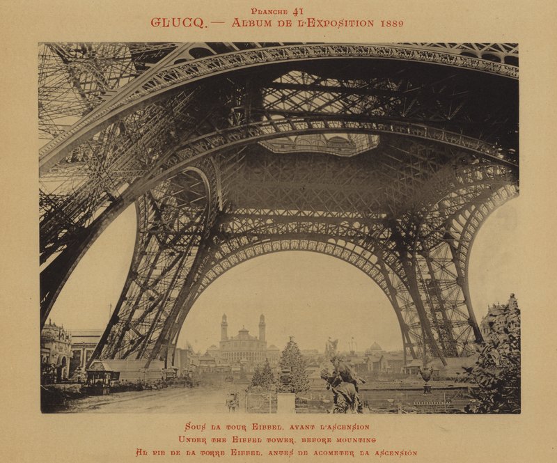 Bajo la Torre Eiffel, antes de subir de (after) French Photographer