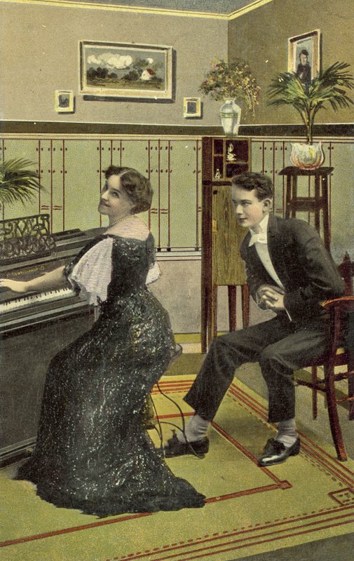 Joven admirando a una chica bonita tocando el piano de American School