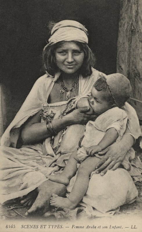 Mujer árabe alimentando a su bebé de French Photographer