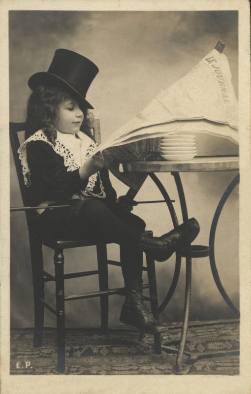 Niño leyendo un periódico de French Photographer