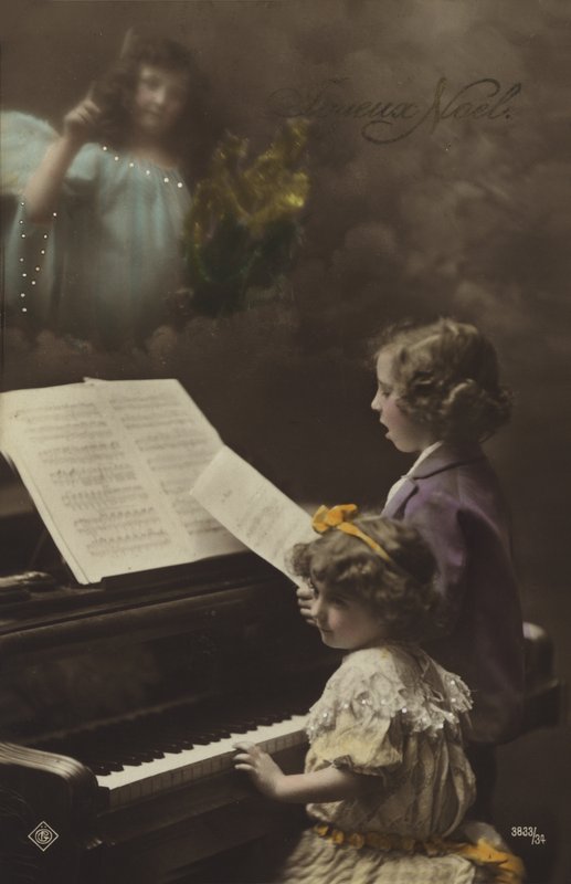 Niños tocando el piano de French Photographer