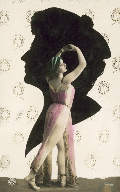 Chica con piernas expuestas y cabeza en silueta detrás de French Photographer