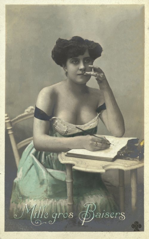 Chica escribiendo una carta de French Photographer