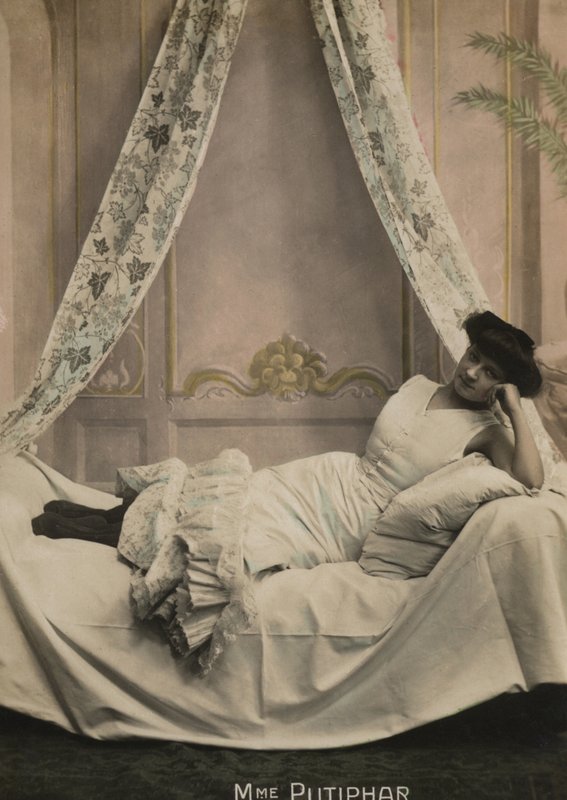 Chica reclinada de French Photographer