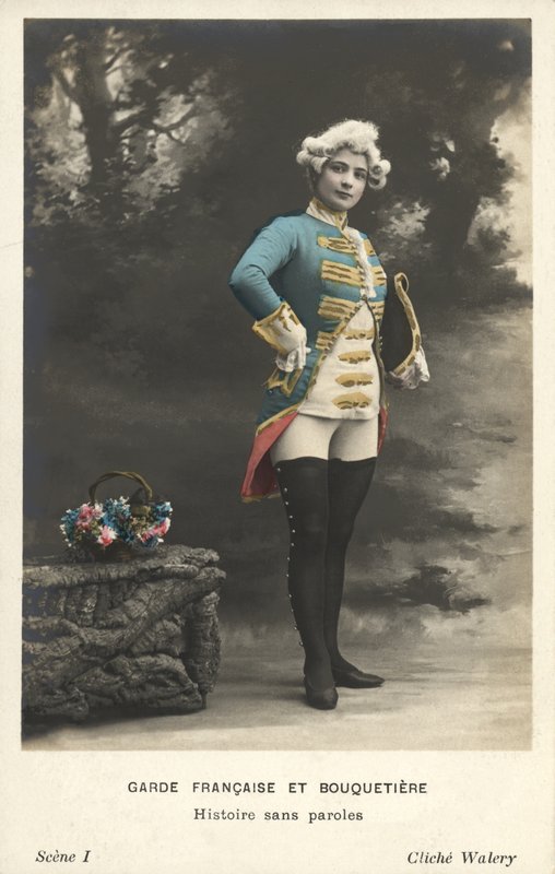 Mujer con vestimenta militar de French Photographer