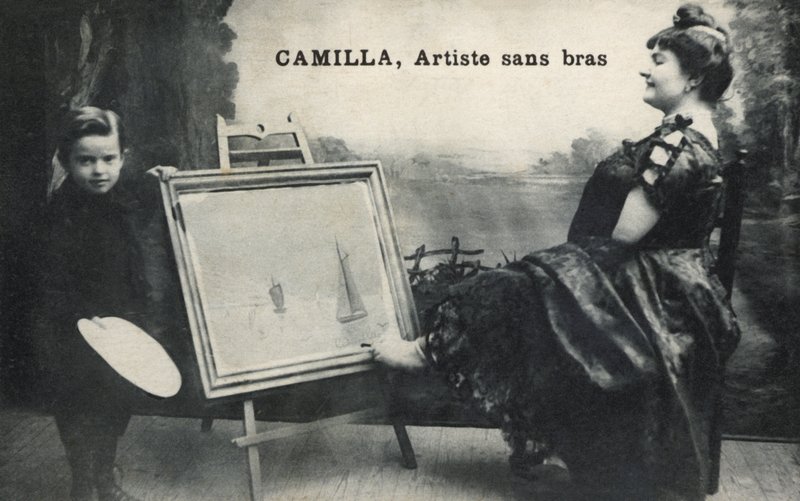 Mujer pintando con los pies de French Photographer