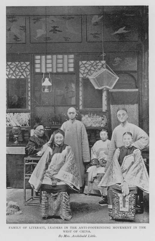 Familia de literatos, líderes del movimiento anti-vendaje de pies en el oeste de China (foto en b/n) de Alicia Little