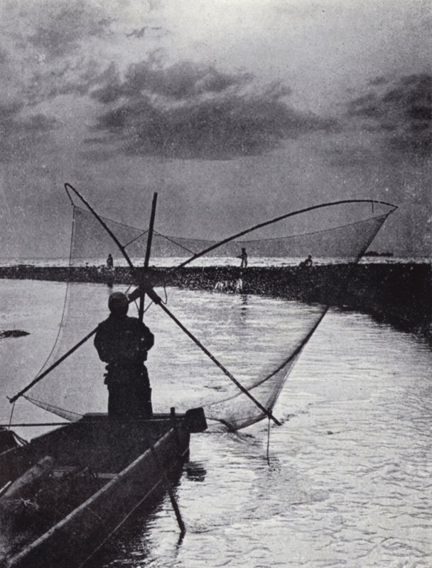 Un pescador japonés sacando su red (foto en blanco y negro) de American Photographer (after)