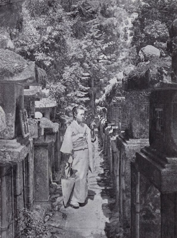 Una devota contando las linternas de piedra en Kasuga (foto en blanco y negro) de American Photographer (after)