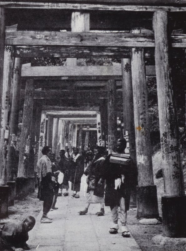 Una aproximación al Templo Shinto de Inari (foto en b/n) de American Photographer (after)