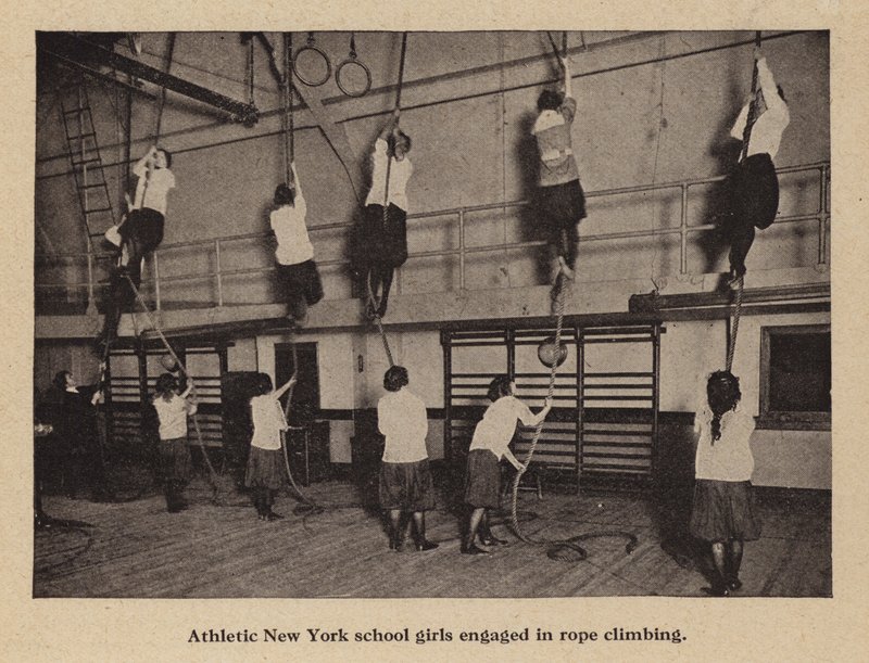 Chicas atléticas de una escuela de Nueva York practicando escalada de cuerda de American Photographer (after)
