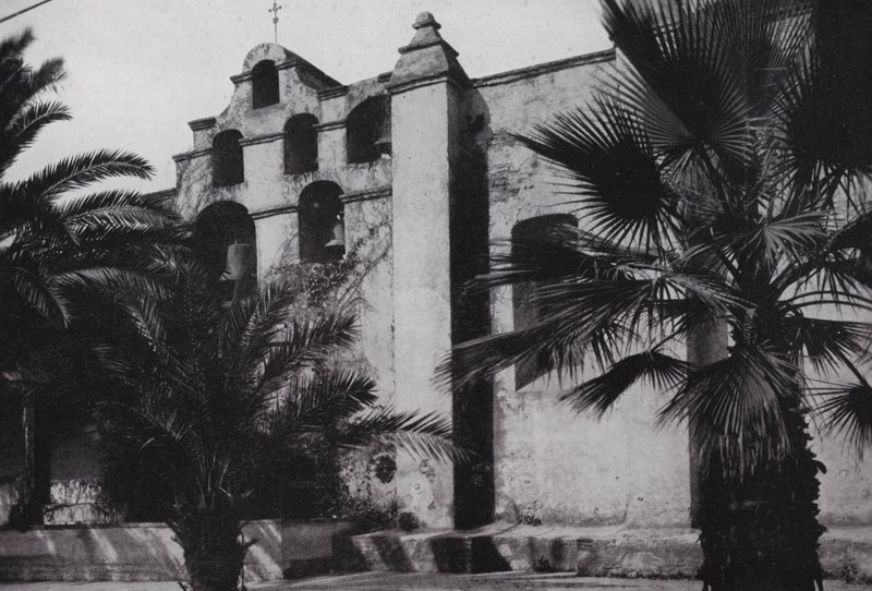 California: Campanas de la Misión San Gabriel, fundada en 1771, en las laderas de colinas cubiertas de amapolas cerca de Pasadena de American Photographer (after)