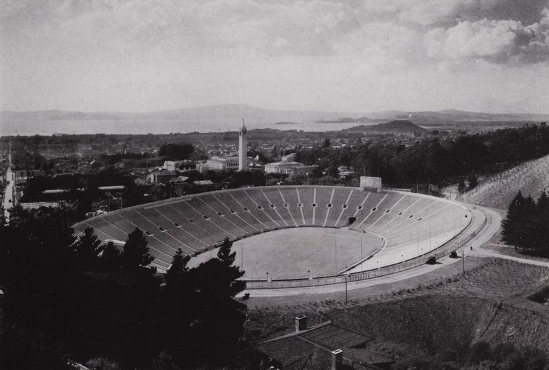 California: Berkeley, Estadio Memorial de la Universidad de California, con capacidad para 75,000 personas de American Photographer (after)
