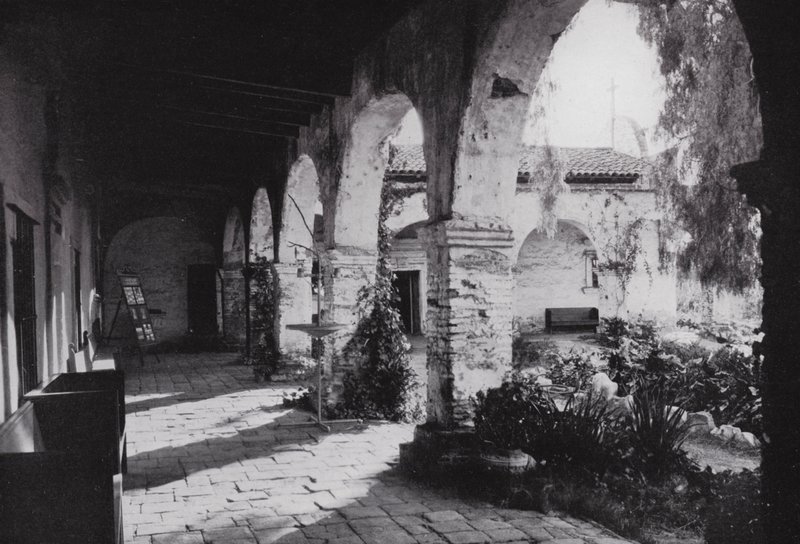 California: Misión San Juan Capistrano, fundada en 1776, al sur de Los Ángeles de American Photographer (after)