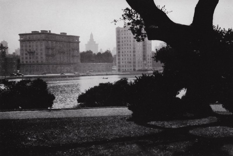 California: Oakland, Lago Merritt, en el corazón de la ciudad, rodeado de grandes edificios y muchas hermosas casas de American Photographer (after)