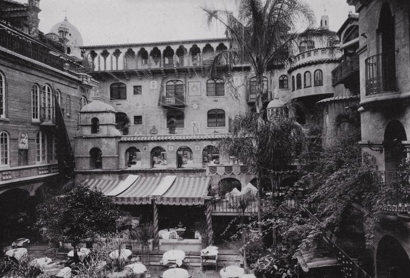 California: Riverside, Comedor del Patio del Glenwood Mission Inn de American Photographer (after)
