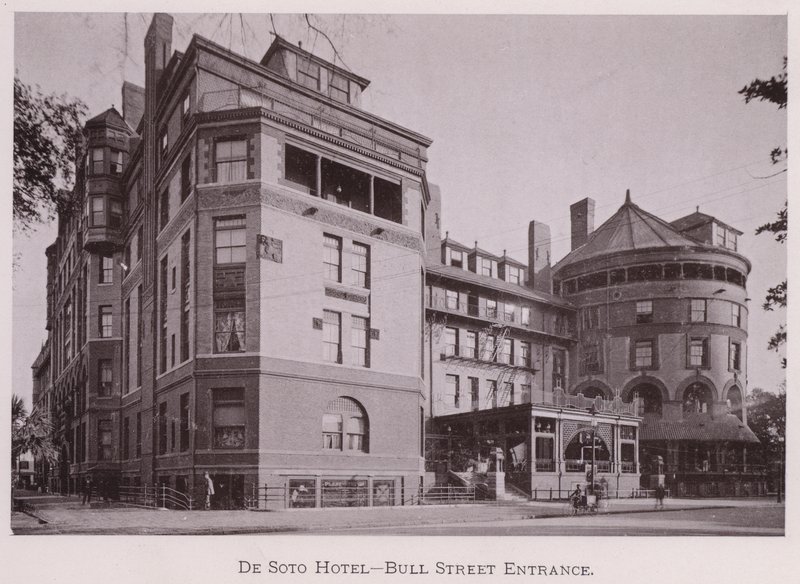 Hotel De Soto, entrada de Bull Street (foto en blanco y negro) de American Photographer (after)