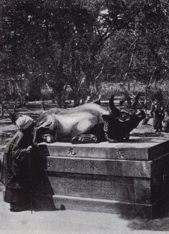 Mujer devota acariciando un toro de bronce (foto en blanco y negro) de American Photographer (after)