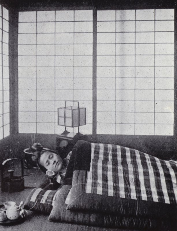 Niña dormida entre edredones con una almohada de madera de American Photographer (after)