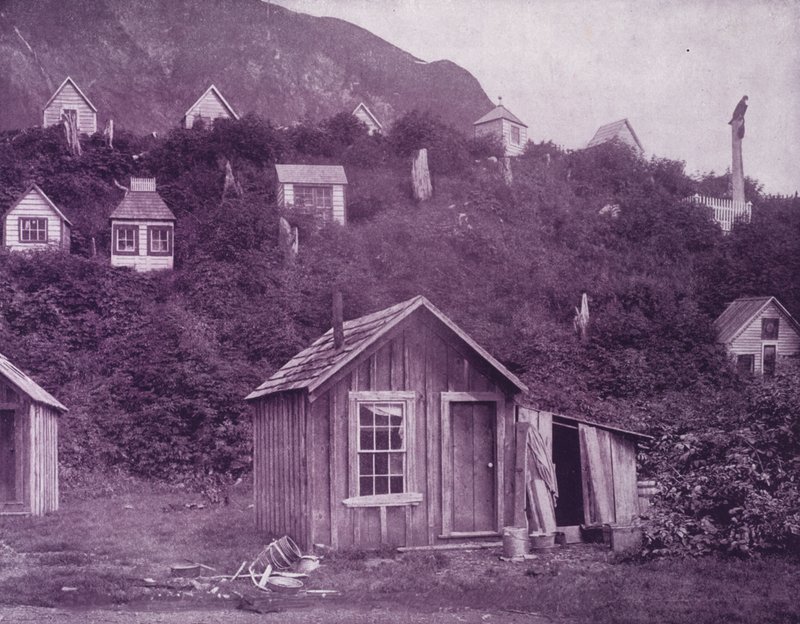 Casas funerarias indias cerca de la ciudad de Juneau, Alaska (foto en b/n) de American Photographer (after)