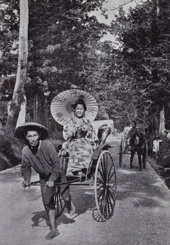 Chicas japonesas en jinrikshas (foto en blanco y negro) de American Photographer (after)