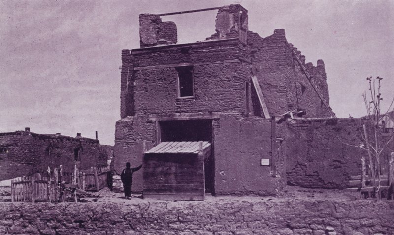 Iglesia vieja de San Miguel, Santa Fe, NM, construida de adobe en 1550 (foto en b/n) de American Photographer (after)