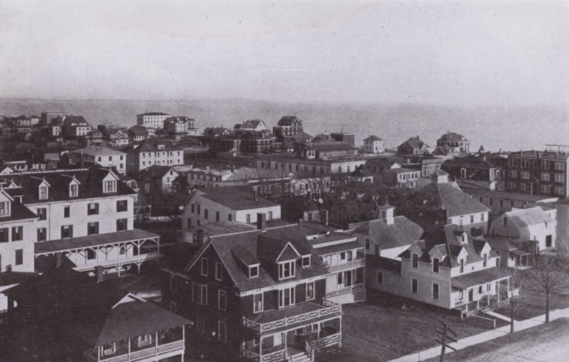 Old Orchard Beach, Maine: El pueblo mirando al este desde Old Orchard House (foto en blanco y negro) de American Photographer (after)